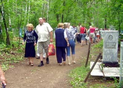 Гулянье по аллее во время «Бодуна» на Сердежском кладбище