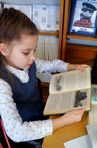 Автор за чтением книги