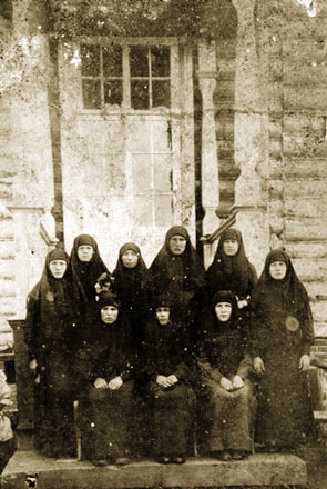 Монахини