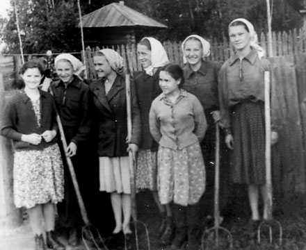 Девушки с вилами